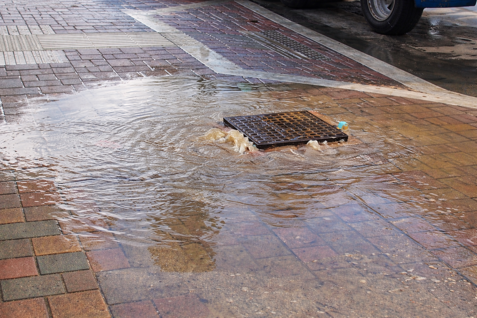 Tombino pieno, immagine prodotta con AI